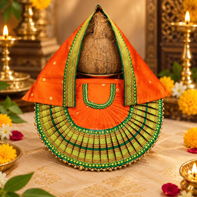 राजनंदिनी महालक्ष्मी देवी ड्रेस पोशाख | नारंगी रंगाचा कोल्हापूर अंबाबाई शैलीतील देवी वस्त्र | दैनंदिन पूजा आणि सणांसाठी पारंपारिक लक्ष्मी दुर्गा मूर्ती सजावट (७ इंच पोशाख)
