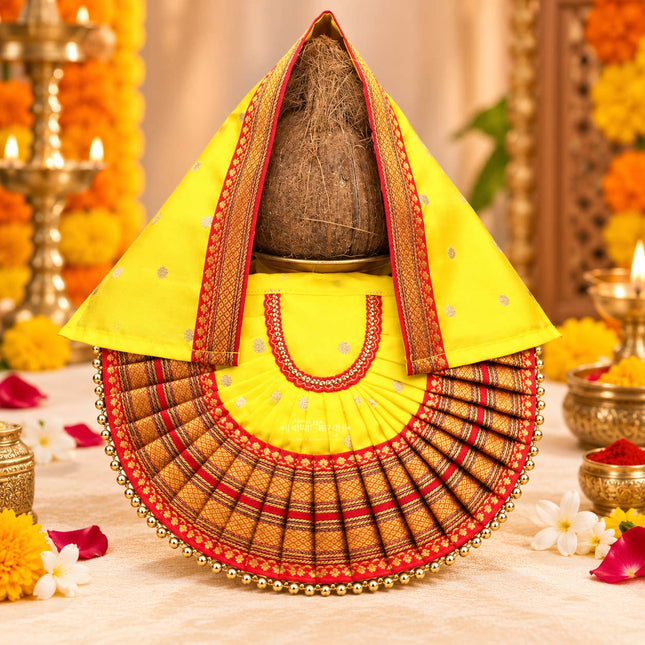 राजनंदिनी महालक्ष्मी देवी पोशाख | पारंपरिक देवी पोशाख, लक्ष्मी दुर्गा अंबाबाईसाठी पोषाख | मंदिराच्या पद्धतीचा कोल्हापूर पोषाख, दररोजच्या पूजा व उत्सवांसाठी (७ इंच, पिवळा)
