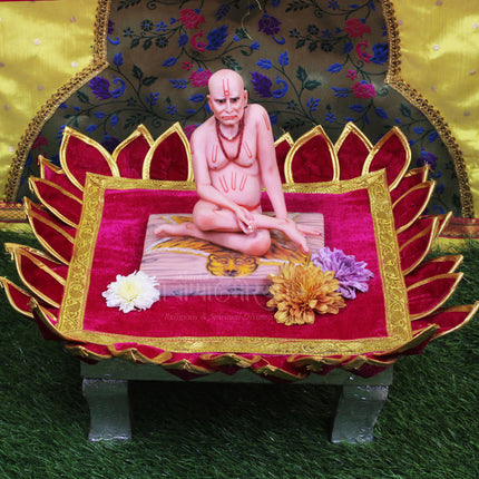 गुलाबी कमळ मखमली आसन, पूजा चौकीसाठी कापडी चटई, दिवा, कलश आणि मूर्ती ठेवण्यासाठी मंदिरात, घरगुती मंदिरासाठी आसन
