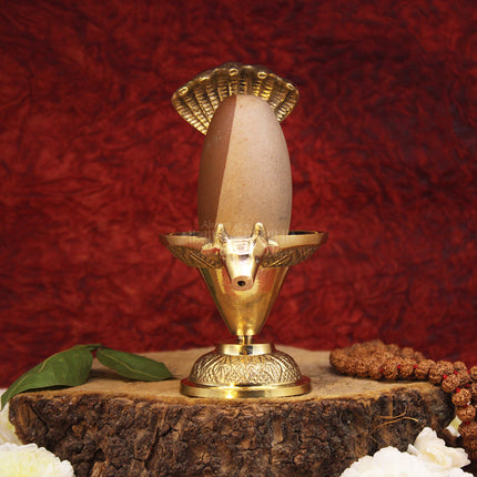 महादेवाचे चंदन स्वयंभू अंडाकृती शिवलिंग, मूळ नैसर्गिक आणि दुर्मिळ नर्मदेश्वर शिवलिंग योनिबेससह | नैसर्गिक नर्मदा दगडी शिवलिंग